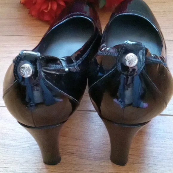 ⭐️ Host Pick ⭐️ Stuart Weitzman | Vintage Timeless Black Patent Pumps - Picture 8 of 15